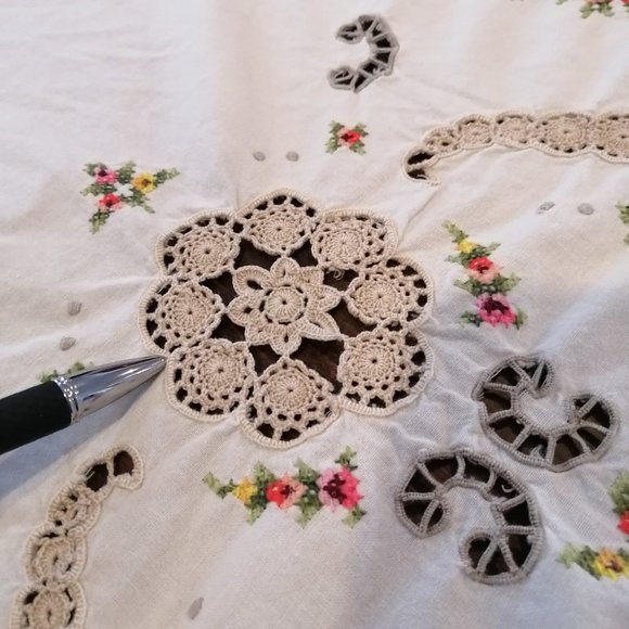 VTG Embroidered Floral Cross Stitch Crochet Tablecloth Hand Stitched Cut Work - Picture 6 of 16